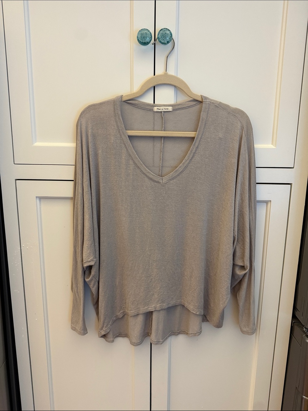 tea n rose Lightweight V-Neck Relaxed Long Sleeve Top in Taupe